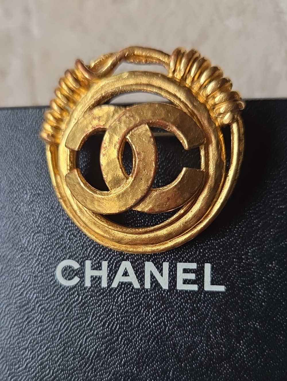 CHANEL Coco Mark Gold-Tone Interlocking CC Rope Circle Brooch